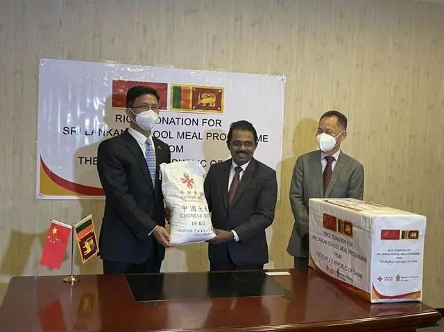 中国对斯里兰卡第二批紧急人道主义粮食援助顺利交接。图源：中国驻斯里兰卡大使馆