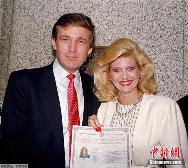 资料图：美国前总统特朗普与第一任妻子伊万娜•特朗普（Ivana Trump）。