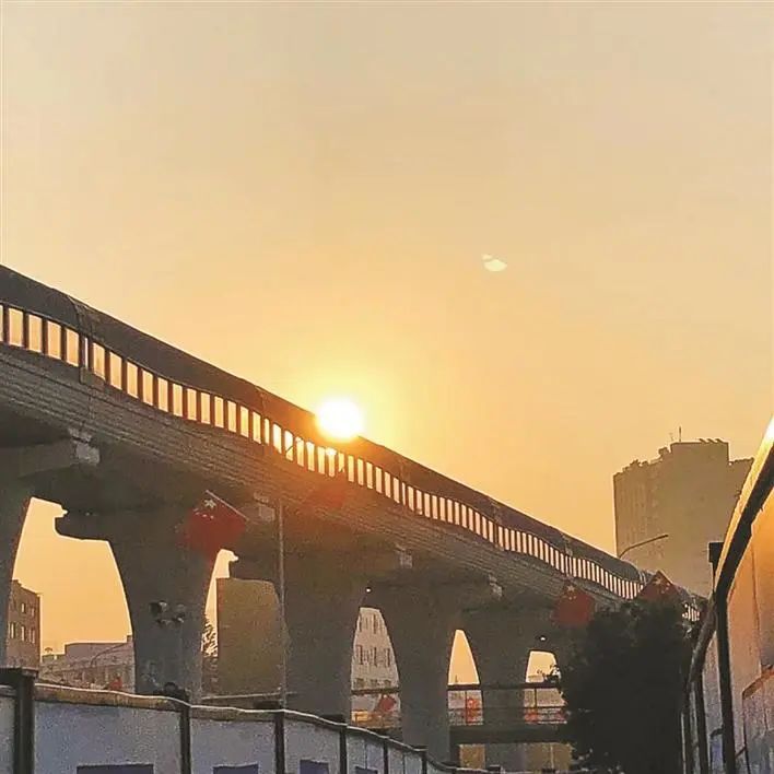 △1月3日，陈立江在前往笔试考场的路上拍摄的朝阳。