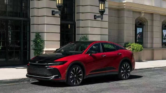 近日，丰田皇冠推出了四款全新车型……