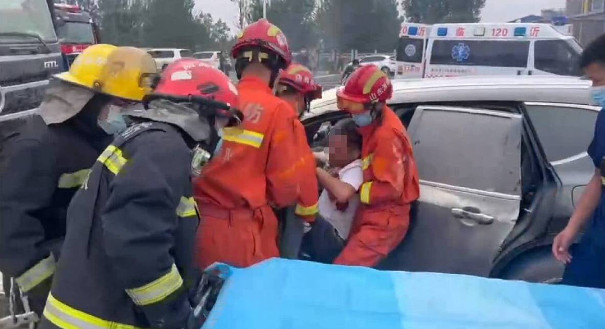 临沂休假消防员路遇车祸 秒转“战斗模式” 灭火救人 顺利救下被困司机休闲区蓝鸢梦想 - Www.slyday.coM 临沂休假消防员路遇车祸 秒转“战斗模式” 灭火救人 顺利救下被困司机休闲区蓝鸢梦想 - Www.slyday.coM