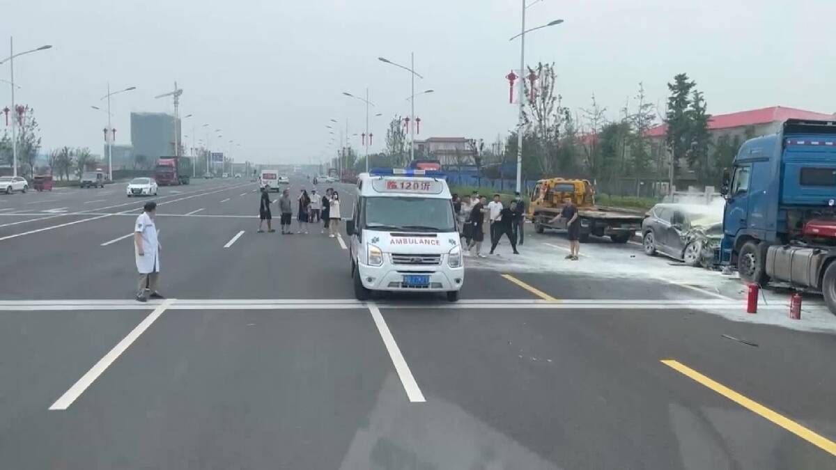 临沂休假消防员路遇车祸 秒转“战斗模式” 灭火救人 顺利救下被困司机休闲区蓝鸢梦想 - Www.slyday.coM 临沂休假消防员路遇车祸 秒转“战斗模式” 灭火救人 顺利救下被困司机休闲区蓝鸢梦想 - Www.slyday.coM