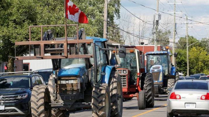 7月15日，加拿大安大略省民众开拖拉机抗议总理特鲁多  图源：路透社