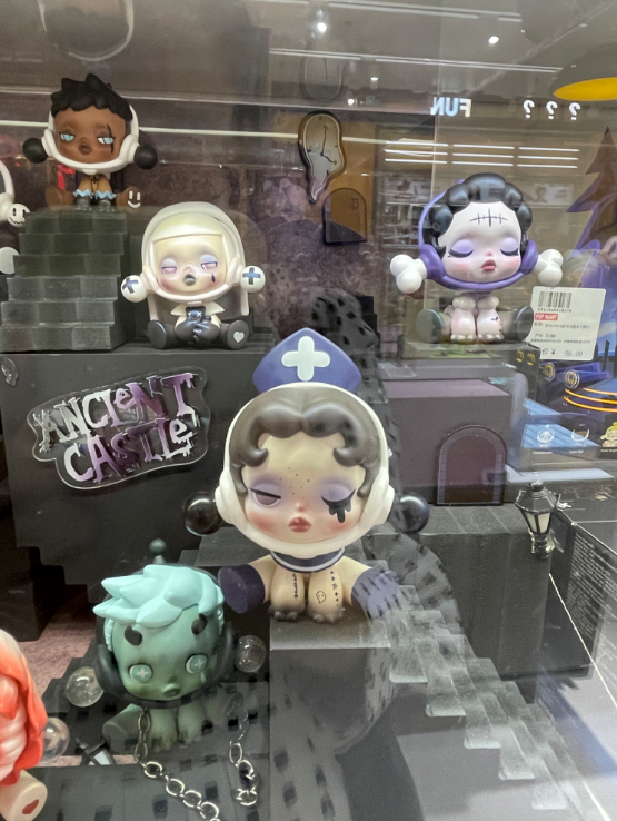 泡泡玛特(荟聚店)的暗黑风盲盒