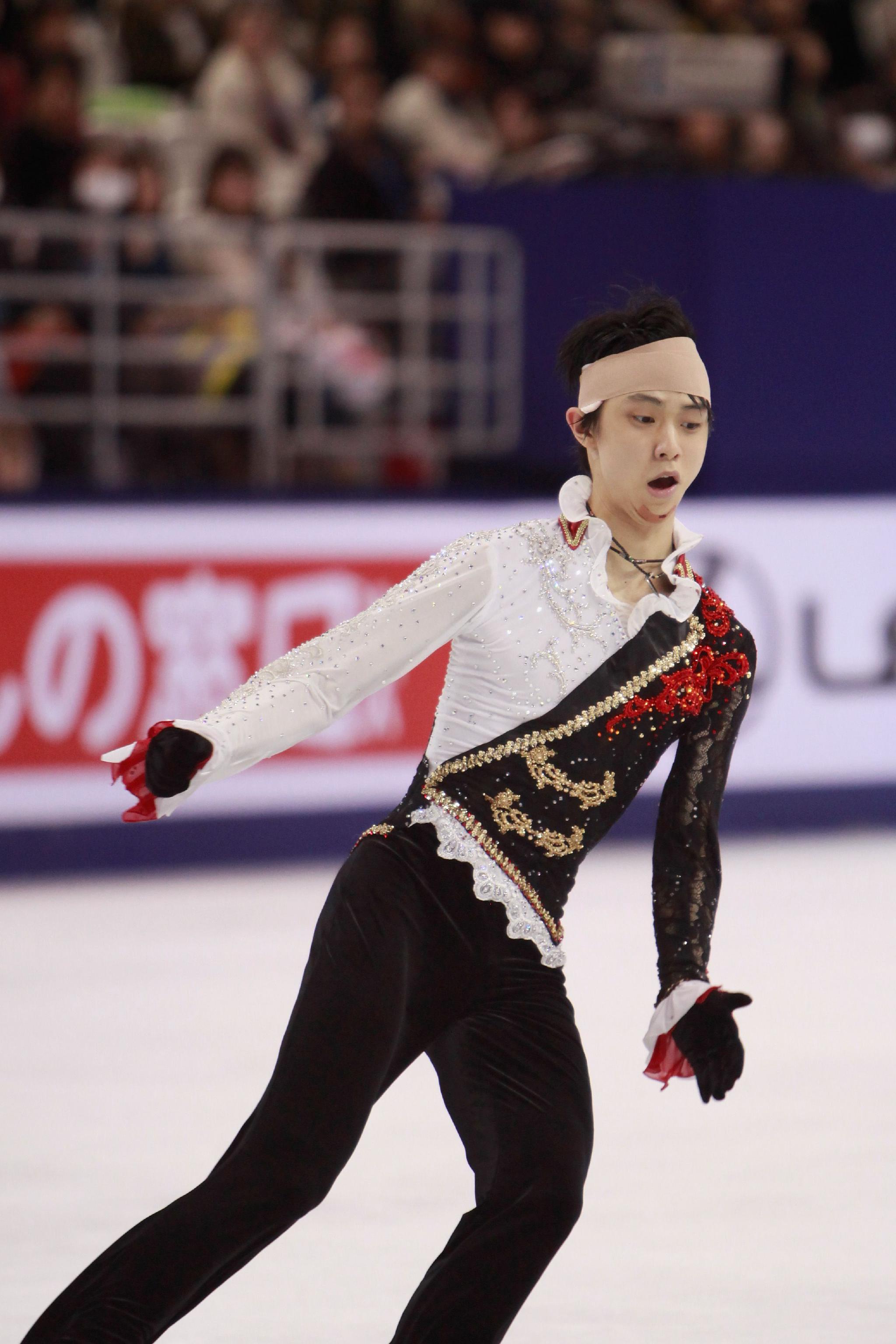 羽生結弦纏着繃帶比賽。