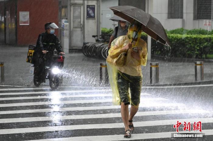 资料图：广州强降雨。中新社记者 陈骥旻 摄