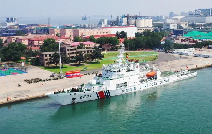 ▲7月18日，中国海警局“长山舰”驶离码头（视频截图）。新华社发
