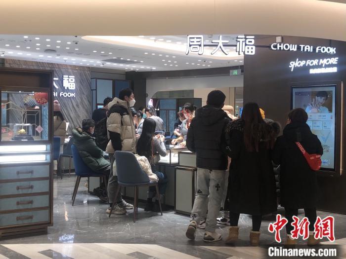 消费者在黄金饰品店购物。 中新网 左宇坤 摄
