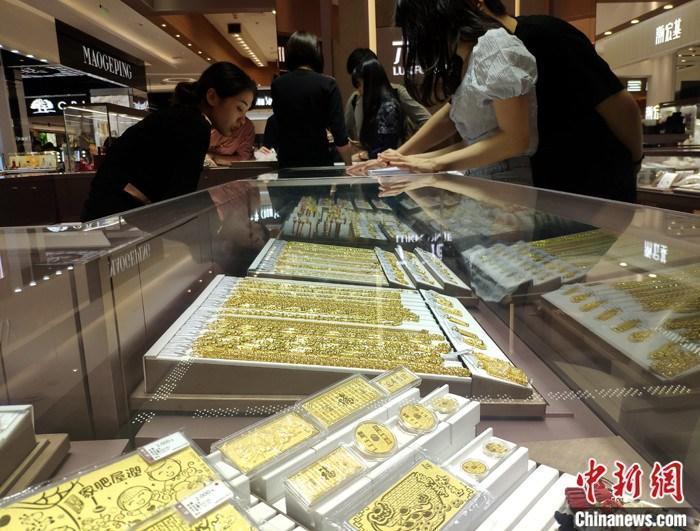 资料图:民众在商场购买黄金饰品。 中新社记者 吕明 摄