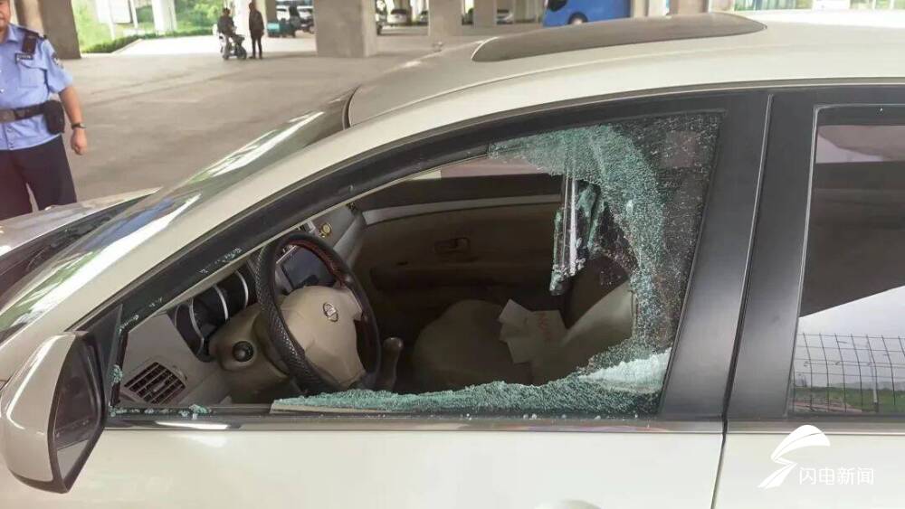 如何快速砸破汽车玻璃 9792-5aed66a6ec387892a511a94f8c1c3353.jpg