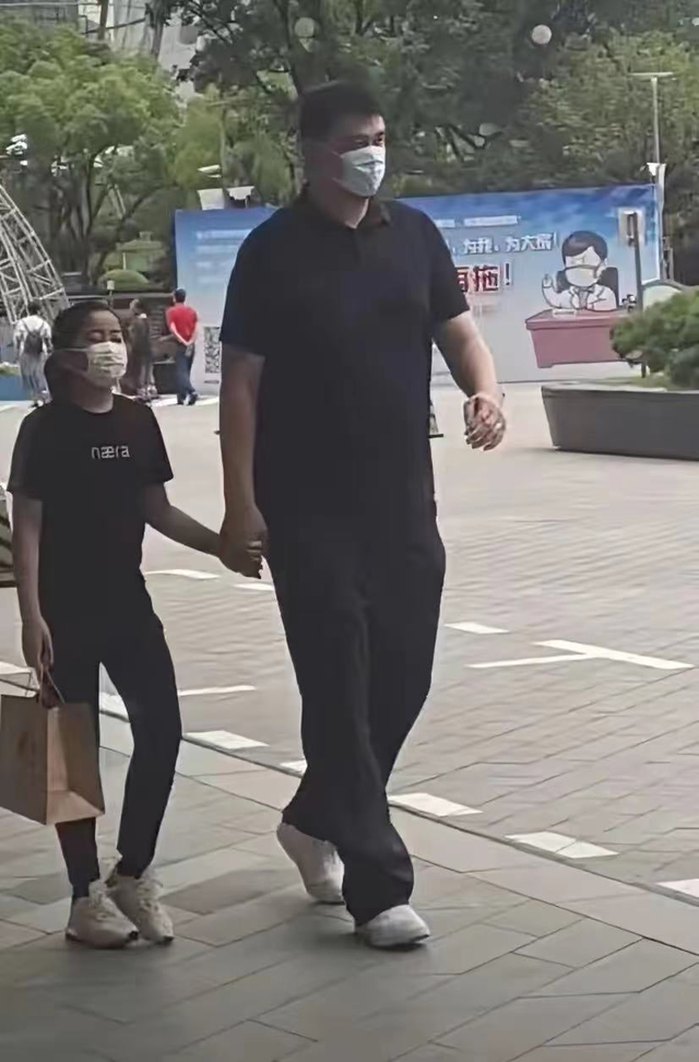 姚明携女儿做核酸,穿百元T恤肚腩突出,12岁女儿身高超过成年人休闲区蓝鸢梦想 - Www.slyday.coM 姚明携女儿做核酸,穿百元T恤肚腩突出,12岁女儿身高超过成年人休闲区蓝鸢梦想 - Www.slyday.coM