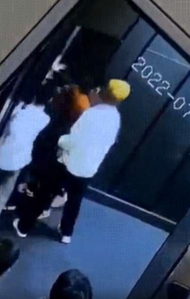 女子在酒吧被男子强行拖进厕所隔间?警方介入,发生了什么?休闲区蓝鸢梦想 - Www.slyday.coM 女子在酒吧被男子强行拖进厕所隔间?警方介入,发生了什么?休闲区蓝鸢梦想 - Www.slyday.coM