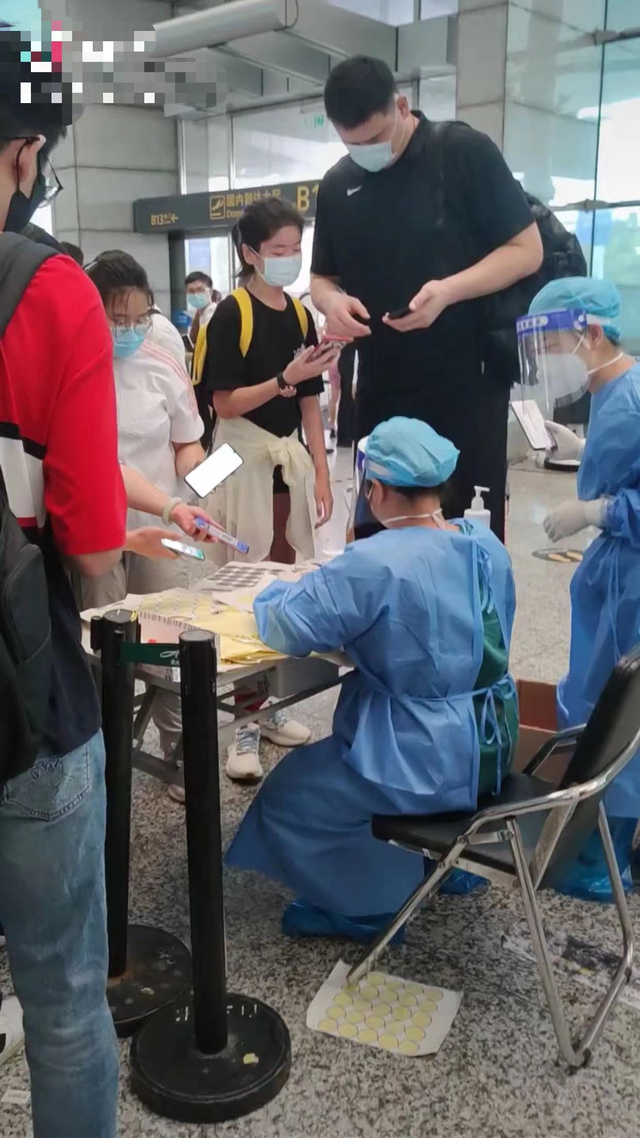 姚明携女儿做核酸,穿百元T恤肚腩突出,12岁女儿身高超过成年人休闲区蓝鸢梦想 - Www.slyday.coM 姚明携女儿做核酸,穿百元T恤肚腩突出,12岁女儿身高超过成年人休闲区蓝鸢梦想 - Www.slyday.coM