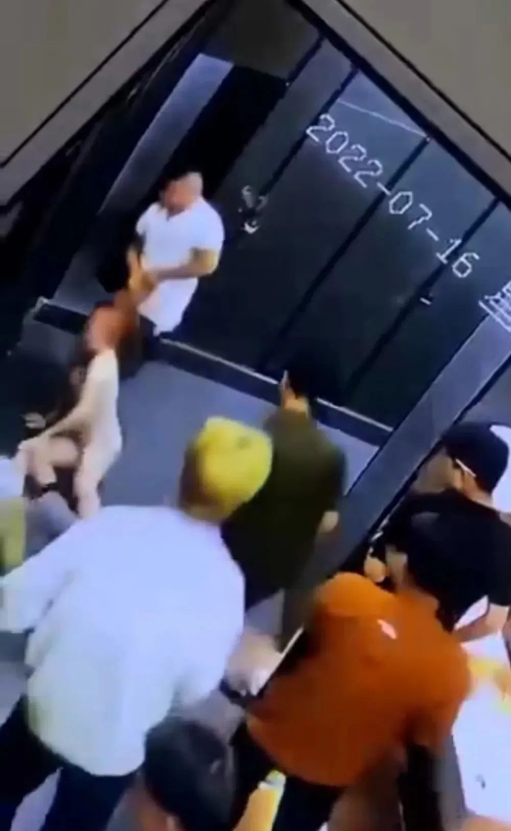 女子在酒吧被男子强行拖进厕所隔间?警方介入,发生了什么?休闲区蓝鸢梦想 - Www.slyday.coM 女子在酒吧被男子强行拖进厕所隔间?警方介入,发生了什么?休闲区蓝鸢梦想 - Www.slyday.coM