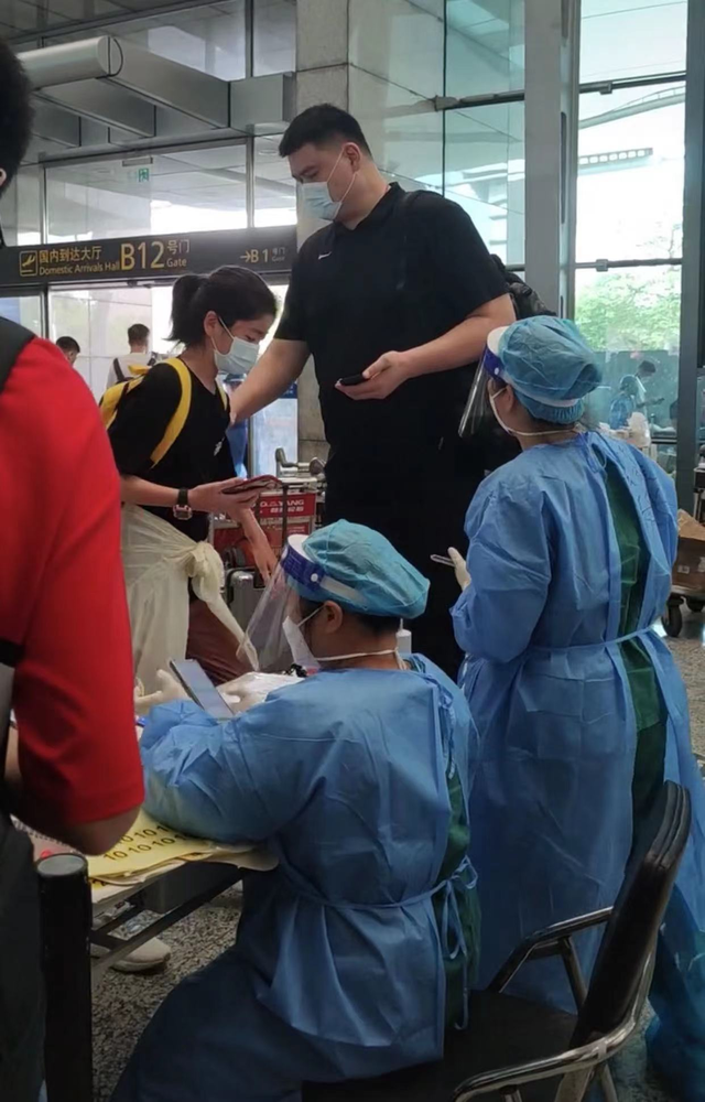 姚明携女儿做核酸,穿百元T恤肚腩突出,12岁女儿身高超过成年人休闲区蓝鸢梦想 - Www.slyday.coM 姚明携女儿做核酸,穿百元T恤肚腩突出,12岁女儿身高超过成年人休闲区蓝鸢梦想 - Www.slyday.coM