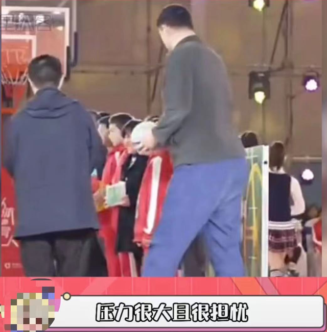 姚明携女儿做核酸,穿百元T恤肚腩突出,12岁女儿身高超过成年人休闲区蓝鸢梦想 - Www.slyday.coM 姚明携女儿做核酸,穿百元T恤肚腩突出,12岁女儿身高超过成年人休闲区蓝鸢梦想 - Www.slyday.coM