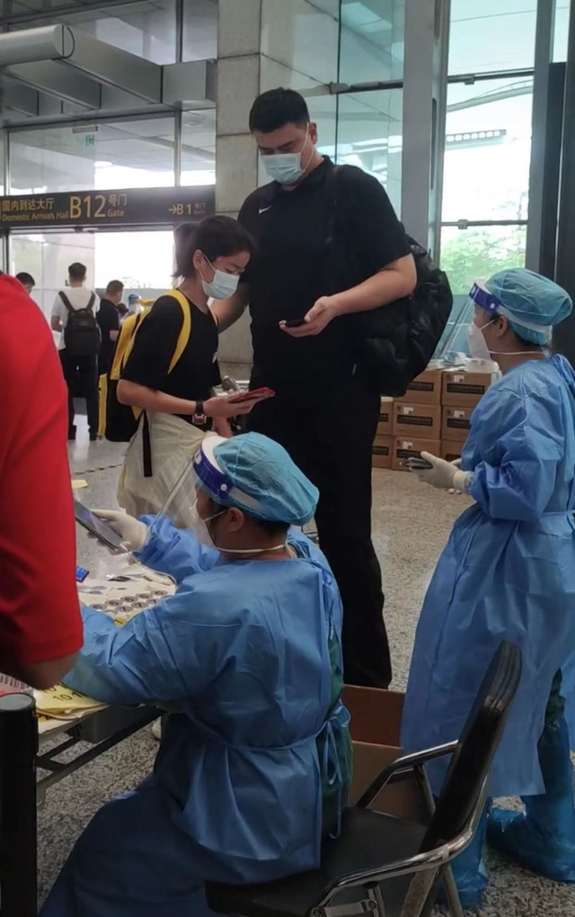 姚明携女儿做核酸,穿百元T恤肚腩突出,12岁女儿身高超过成年人休闲区蓝鸢梦想 - Www.slyday.coM 姚明携女儿做核酸,穿百元T恤肚腩突出,12岁女儿身高超过成年人休闲区蓝鸢梦想 - Www.slyday.coM