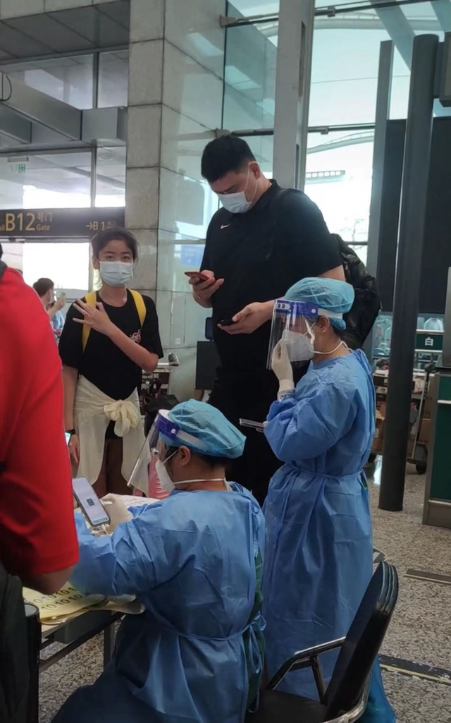 姚明携女儿做核酸,穿百元T恤肚腩突出,12岁女儿身高超过成年人休闲区蓝鸢梦想 - Www.slyday.coM 姚明携女儿做核酸,穿百元T恤肚腩突出,12岁女儿身高超过成年人休闲区蓝鸢梦想 - Www.slyday.coM