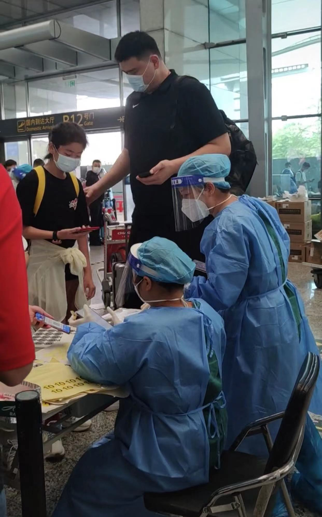 姚明携女儿做核酸,穿百元T恤肚腩突出,12岁女儿身高超过成年人休闲区蓝鸢梦想 - Www.slyday.coM 姚明携女儿做核酸,穿百元T恤肚腩突出,12岁女儿身高超过成年人休闲区蓝鸢梦想 - Www.slyday.coM