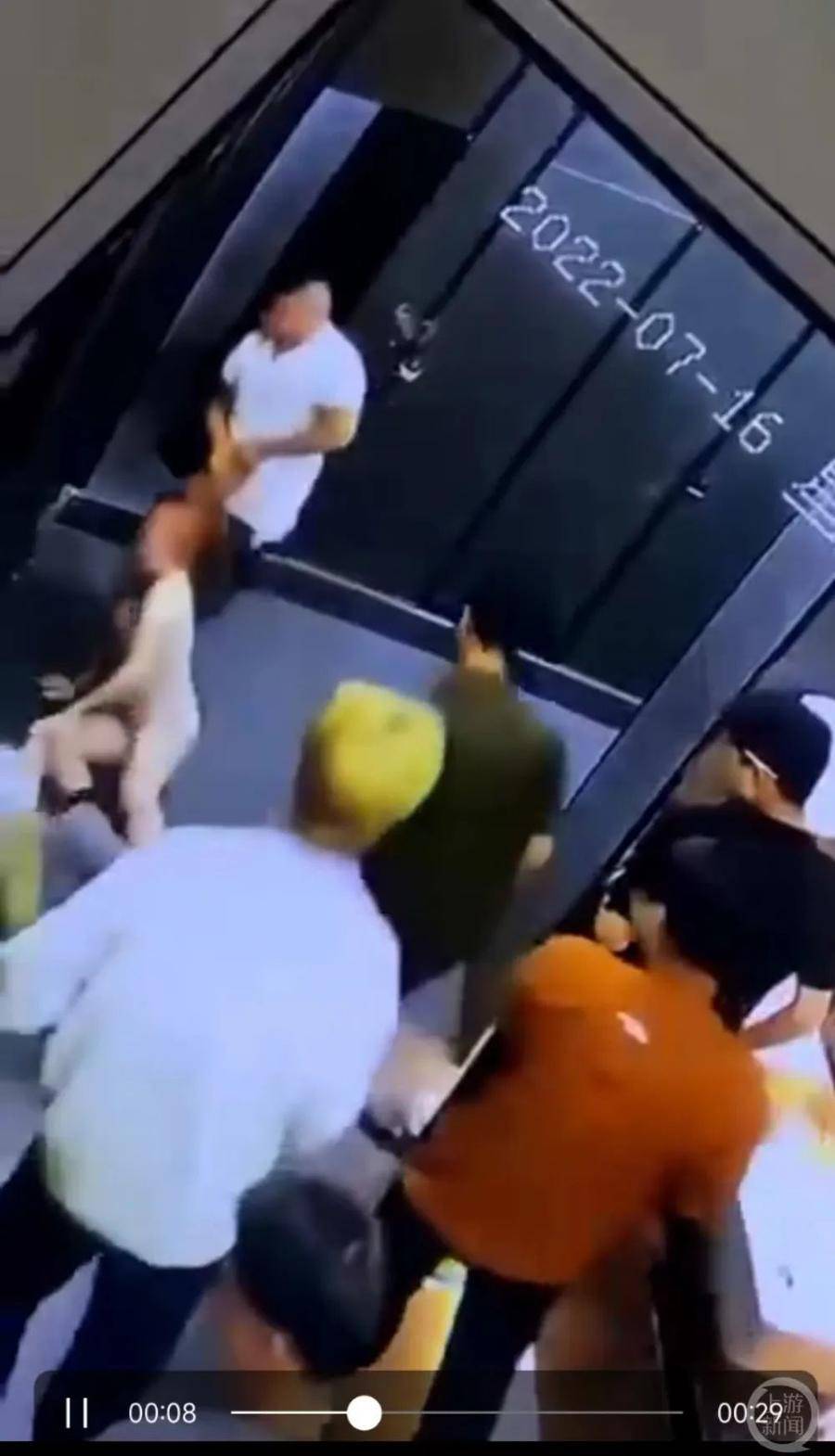 “女子在酒吧厕所被强行拖进隔间”,警方介入调查,目击者发声休闲区蓝鸢梦想 - Www.slyday.coM “女子在酒吧厕所被强行拖进隔间”,警方介入调查,目击者发声休闲区蓝鸢梦想 - Www.slyday.coM