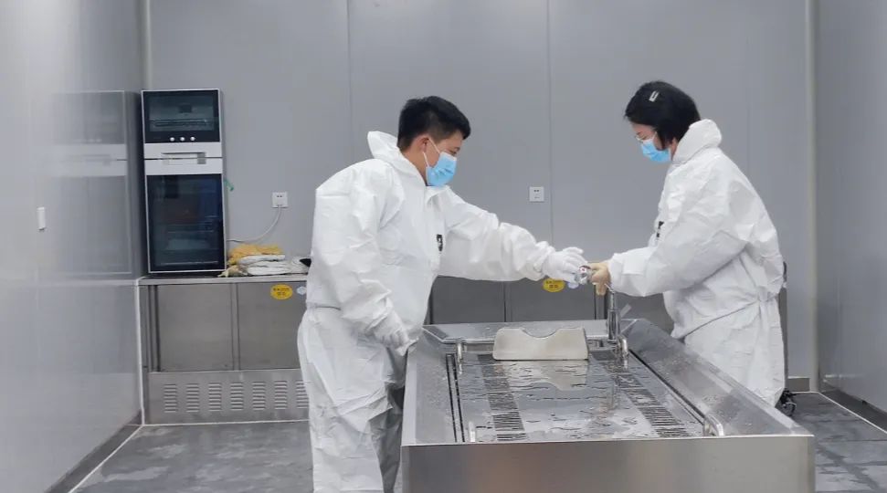 △工作中的小茶(左) 图源:受访者供图