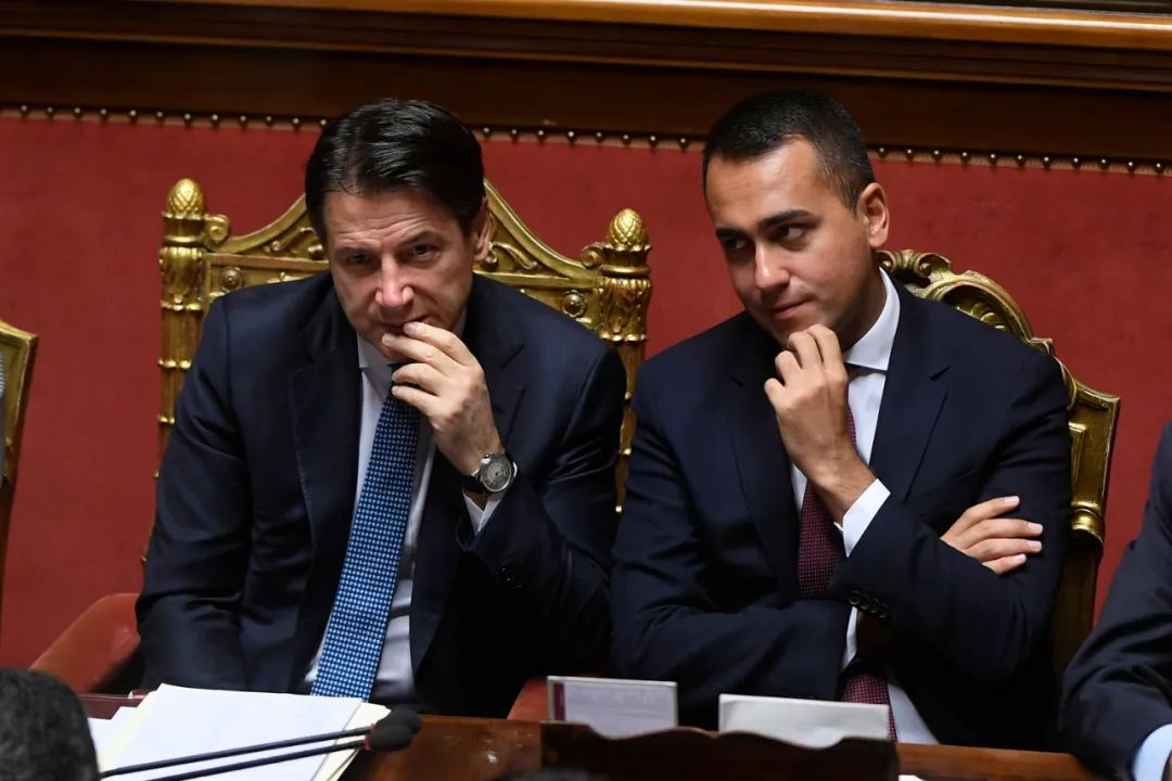 资料图：意大利前总理、现任“五星运动”党领袖孔特（左）与意大利外交部长迪马约（右）。图/IC photo