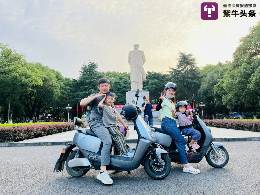 【紫牛头条】骑电动自行车跨越1400公里,90后夫妻带一双儿女去广州看“奥特曼”休闲区蓝鸢梦想 - Www.slyday.coM 【紫牛头条】骑电动自行车跨越1400公里,90后夫妻带一双儿女去广州看“奥特曼”休闲区蓝鸢梦想 - Www.slyday.coM