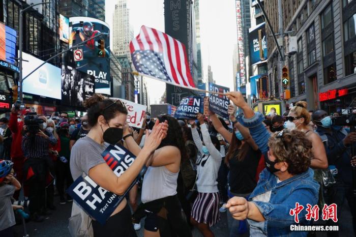 当地时间2020年11月7日，人们聚集在美国纽约时报广场。中新社记者 廖攀 摄