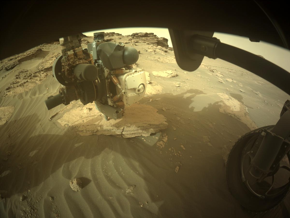 美国毅力号火星车16日在同一位置拍到的照片，“神秘线团”已经消失 图自NASA网站
