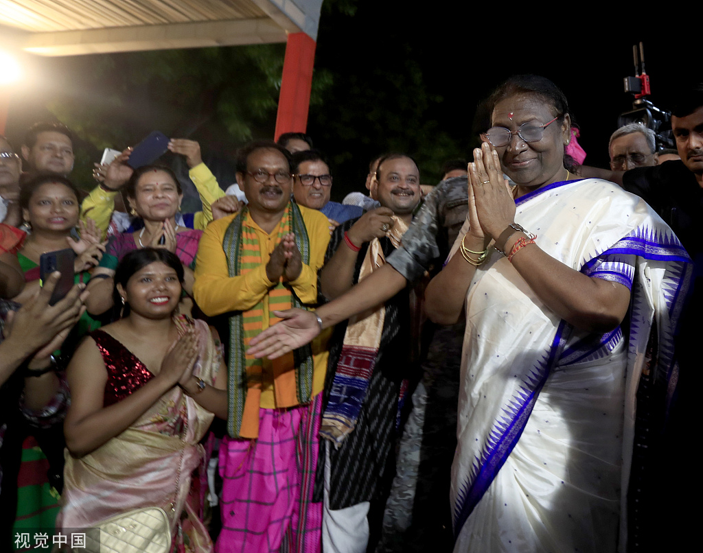 当地时间2022年7月21日，印度新德里，印度新当选总统莫尔穆抵达临时住所，迎接她的支持者。视觉中国 图