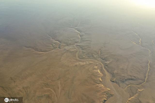 小浪底大坝放水 黄河上游河床现“沙画”图案休闲区蓝鸢梦想 - Www.slyday.coM 小浪底大坝放水 黄河上游河床现“沙画”图案休闲区蓝鸢梦想 - Www.slyday.coM