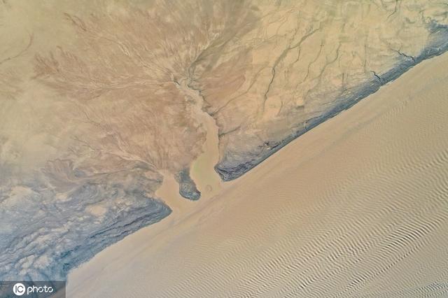 小浪底大坝放水 黄河上游河床现“沙画”图案休闲区蓝鸢梦想 - Www.slyday.coM 小浪底大坝放水 黄河上游河床现“沙画”图案休闲区蓝鸢梦想 - Www.slyday.coM