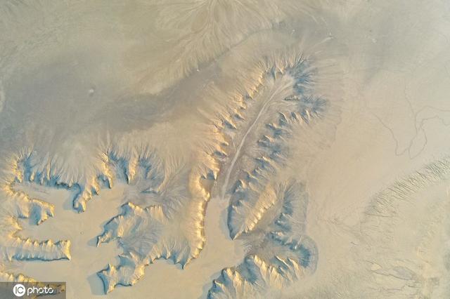 小浪底大坝放水 黄河上游河床现“沙画”图案休闲区蓝鸢梦想 - Www.slyday.coM 小浪底大坝放水 黄河上游河床现“沙画”图案休闲区蓝鸢梦想 - Www.slyday.coM