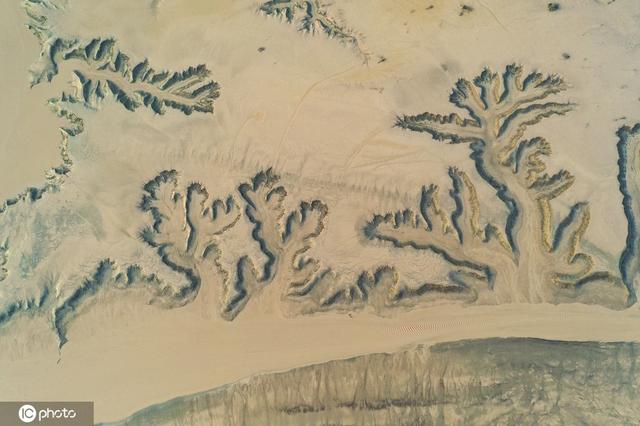 小浪底大坝放水 黄河上游河床现“沙画”图案休闲区蓝鸢梦想 - Www.slyday.coM 小浪底大坝放水 黄河上游河床现“沙画”图案休闲区蓝鸢梦想 - Www.slyday.coM