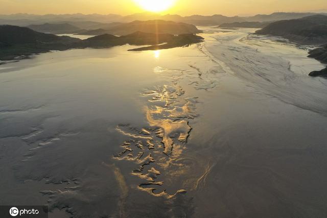 小浪底大坝放水 黄河上游河床现“沙画”图案休闲区蓝鸢梦想 - Www.slyday.coM 小浪底大坝放水 黄河上游河床现“沙画”图案休闲区蓝鸢梦想 - Www.slyday.coM