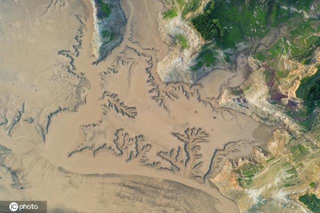 小浪底大坝放水 黄河上游河床现“沙画”图案休闲区蓝鸢梦想 - Www.slyday.coM 小浪底大坝放水 黄河上游河床现“沙画”图案休闲区蓝鸢梦想 - Www.slyday.coM