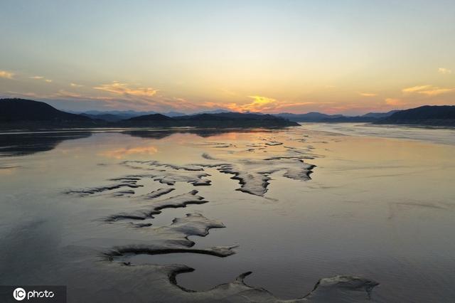 小浪底大坝放水 黄河上游河床现“沙画”图案休闲区蓝鸢梦想 - Www.slyday.coM 小浪底大坝放水 黄河上游河床现“沙画”图案休闲区蓝鸢梦想 - Www.slyday.coM
