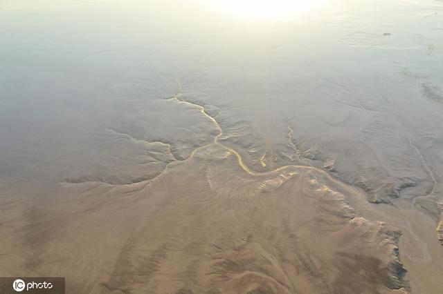 小浪底大坝放水 黄河上游河床现“沙画”图案休闲区蓝鸢梦想 - Www.slyday.coM 小浪底大坝放水 黄河上游河床现“沙画”图案休闲区蓝鸢梦想 - Www.slyday.coM