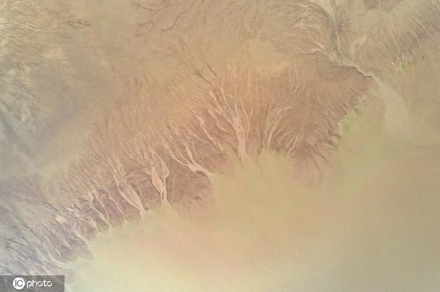 小浪底大坝放水 黄河上游河床现“沙画”图案休闲区蓝鸢梦想 - Www.slyday.coM 小浪底大坝放水 黄河上游河床现“沙画”图案休闲区蓝鸢梦想 - Www.slyday.coM