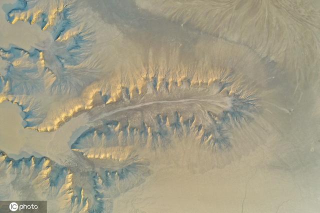 小浪底大坝放水 黄河上游河床现“沙画”图案休闲区蓝鸢梦想 - Www.slyday.coM 小浪底大坝放水 黄河上游河床现“沙画”图案休闲区蓝鸢梦想 - Www.slyday.coM