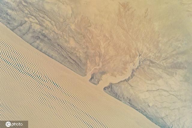 小浪底大坝放水 黄河上游河床现“沙画”图案休闲区蓝鸢梦想 - Www.slyday.coM 小浪底大坝放水 黄河上游河床现“沙画”图案休闲区蓝鸢梦想 - Www.slyday.coM