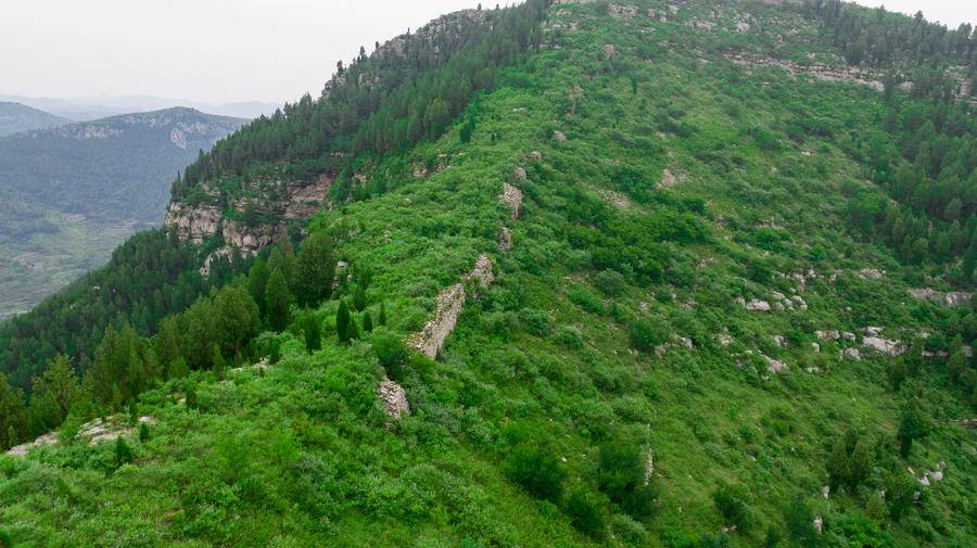 曹操峪顶,海拔600多米山脊上的齐长城,曹操在此做了什么?休闲区蓝鸢梦想 - Www.slyday.coM 曹操峪顶,海拔600多米山脊上的齐长城,曹操在此做了什么?休闲区蓝鸢梦想 - Www.slyday.coM