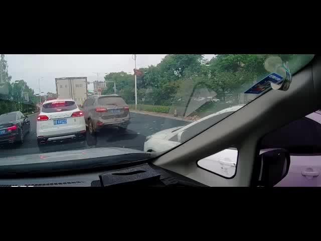 好好排队就不行，交替通行有这么难吗？