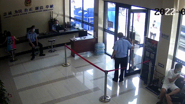 大锦旗+10箱饮料!大爷“霸气”送礼感谢民警:终于可以睡个好觉了休闲区蓝鸢梦想 - Www.slyday.coM 大锦旗+10箱饮料!大爷“霸气”送礼感谢民警:终于可以睡个好觉了休闲区蓝鸢梦想 - Www.slyday.coM