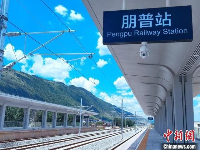 图为云南弥蒙高铁朋普站。 曾钶舰 摄