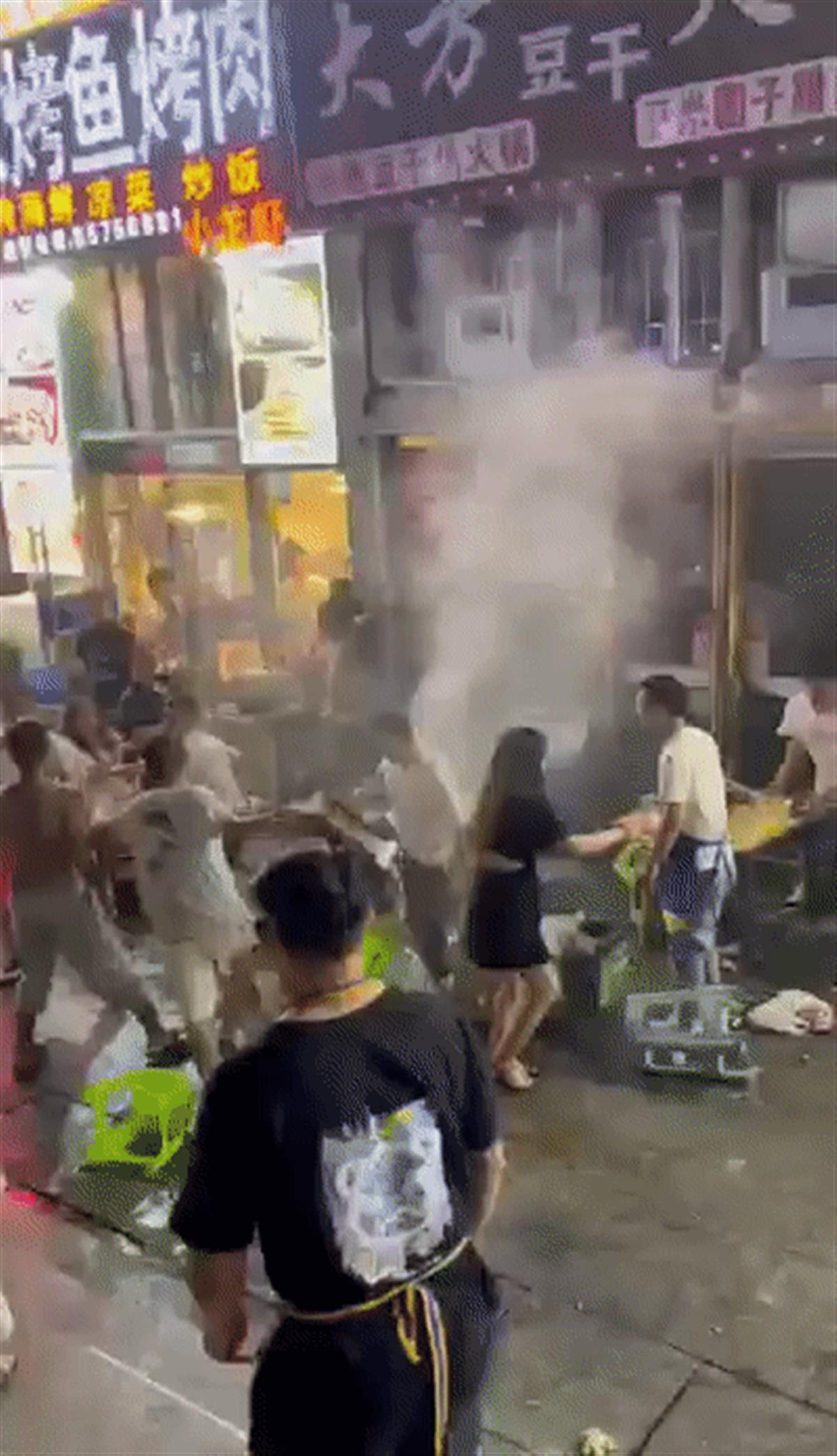 广东汕头一餐饮店突发燃气爆炸致1死6伤，数米外大树被炸断