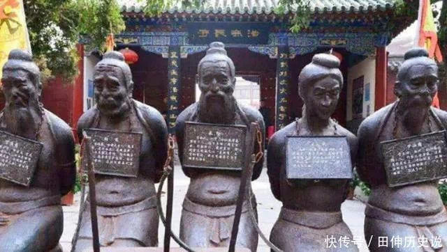 四座被反缚双手,面墓而跪的铁铸跪像,他们分别是谋害岳飞的凶手:秦桧