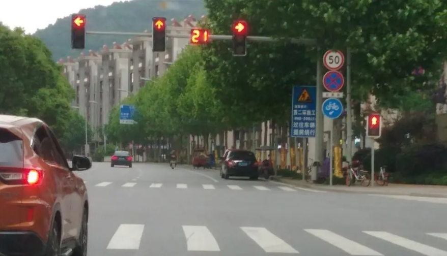 新版红绿灯没读秒,车主三天扣了12分,啥时候换回来?休闲区蓝鸢梦想 - Www.slyday.coM 新版红绿灯没读秒,车主三天扣了12分,啥时候换回来?休闲区蓝鸢梦想 - Www.slyday.coM