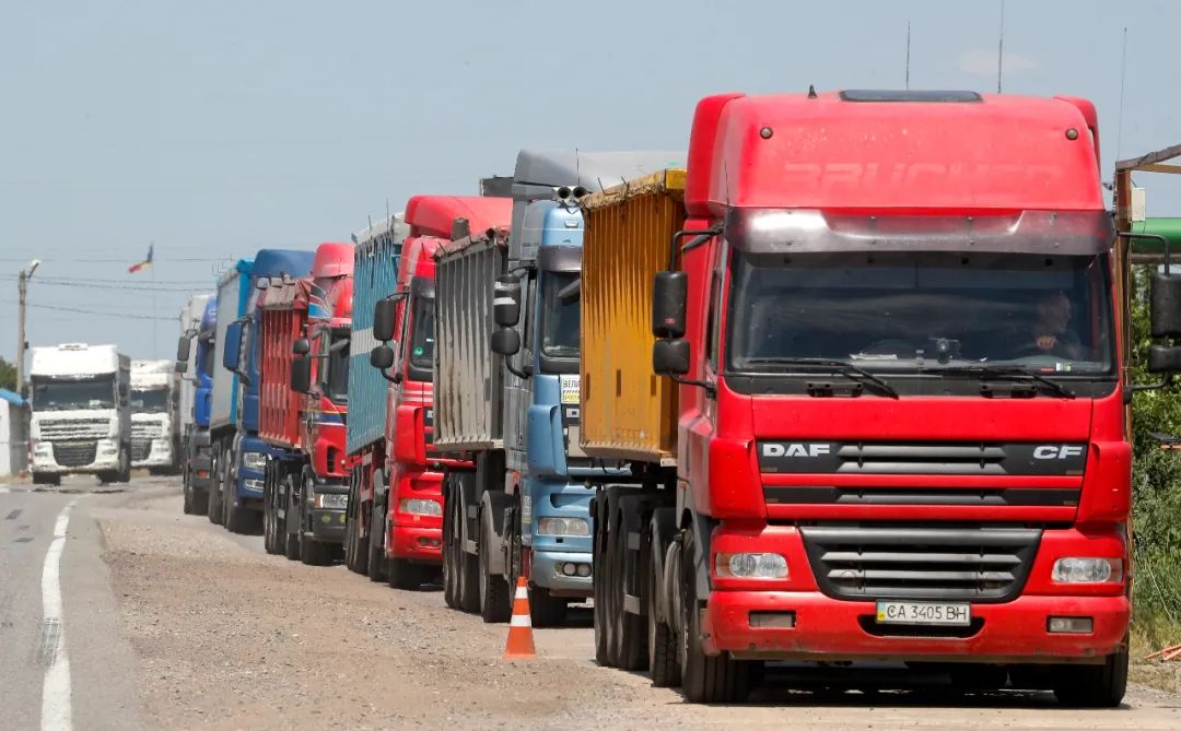 当地时间2022年6月7日，满载小麦的卡车在乌克兰和摩尔多瓦的过境点。图/IC photo