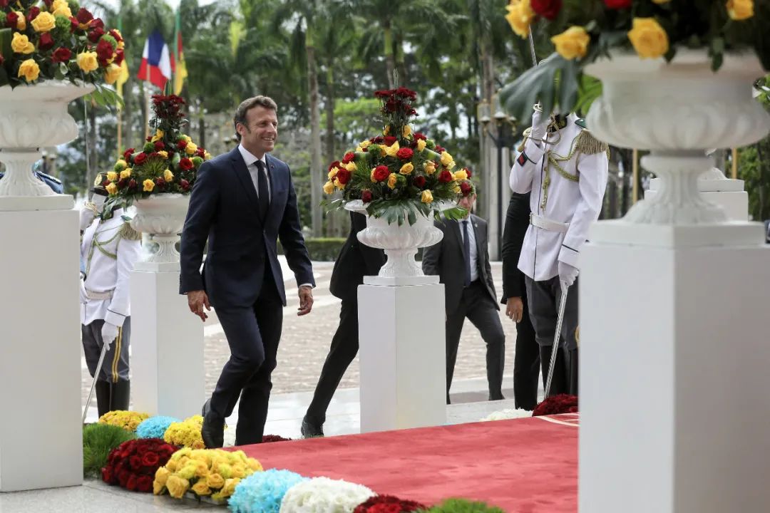 当地时间2022年7月26日，法国总统马克龙抵达喀麦隆雅温得后，前去与喀麦隆总统比亚会晤。图/IC photo